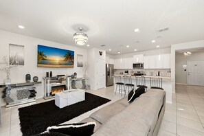 Smart TV, fireplace - Sleek 5BR Home near Disney | Pool & Park (Davenport)