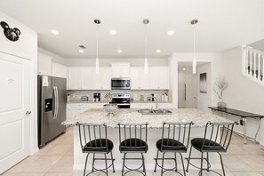 Fridge, microwave, oven, stovetop - Sleek 5BR Home near Disney | Pool & Park (Davenport)