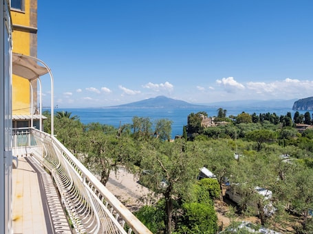 Parco della struttura. Casa Rosa: balcone panoramico sul Golfo e Vesuvio nel cuore di Sorrento