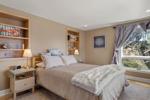 3 bedrooms, desk, iron/ironing board, free WiFi - Blue Pearl, by Vinifera Homes (Jenner)