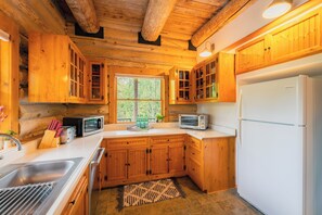 Private kitchen - Blue Roof Lodge - Forest Getaway for Groups (Enumclaw)