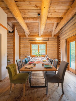 Dining - Blue Roof Lodge - Forest Getaway for Groups (Enumclaw)