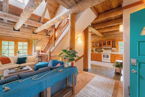 Living area - Blue Roof Lodge - Forest Getaway for Groups (Enumclaw)