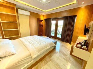 Phòng đôi Cao cấp, ban công, quang cảnh hồ | Bàn, truy cập Internet không dây miễn phí 