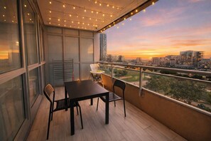 Suíte família, vista para a cidade | Opções para refeição ao ar livre