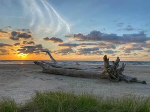 Sun-loungers, beach towels - Gulf Gumbo Club 90 Steps to Sand Sleeps 10 (Surfside Beach)
