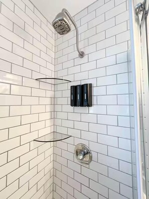 Shower, hair dryer, towels - Gulf Gumbo Club 90 Steps to Sand Sleeps 10 (Surfside Beach)