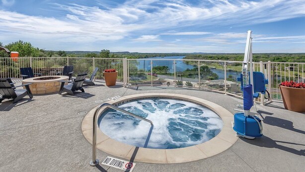 Tinaja con vistas a un lago, mobiliario exterior y un cartel que dice 'NO DIVING'.