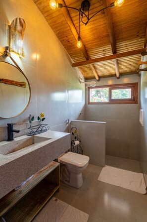 Douche, sèche-cheveux, serviettes fournies, papier toilette