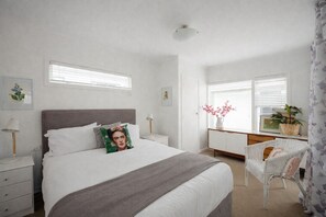 2 bedrooms, desk, WiFi, bed sheets - Stylish Howick Home with Sunny Covered Deck | Marigold by Homello (Auckland)