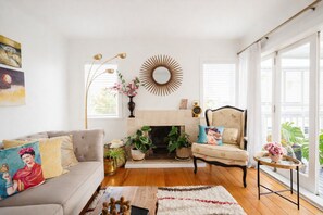 TV, books, offices - Stylish Howick Home with Sunny Covered Deck | Marigold by Homello (Auckland)