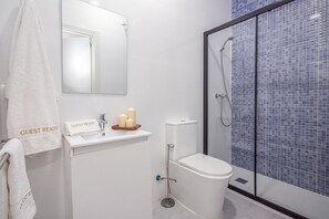 Dusche, Haartrockner, Handtücher