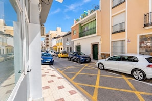 A street view with parked cars, buildings with balconies, and a clear sky. - GuestReady - Charming studio in Malaga centre (Málaga)