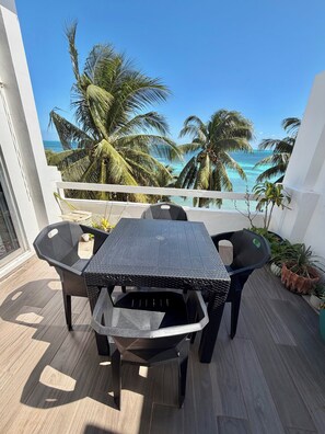 Outdoor dining - Two-story oceanfront apartment with beautiful view (Cancún)