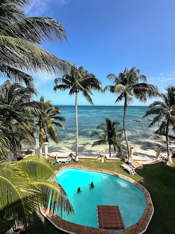 Pool - Two-story oceanfront apartment with beautiful view (Cancún)