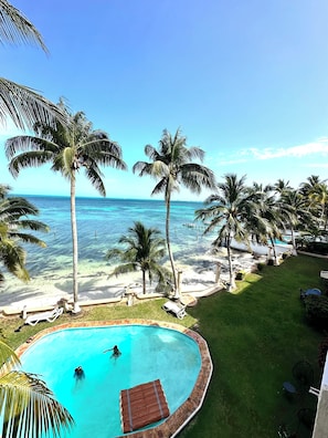 Pool - Two-story oceanfront apartment with beautiful view (Cancún)