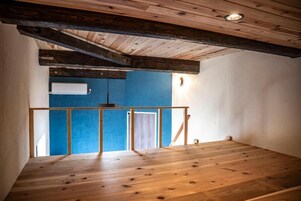 Espacio para trabajar con laptop y wifi gratis 