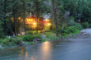 Property grounds - Experience a riverfront Big Sky home with hot tub! (Gallatin Gateway)