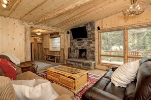 Living area - Experience a riverfront Big Sky home with hot tub! (Gallatin Gateway)