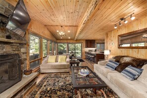 Smart TV, fireplace - Experience a riverfront Big Sky home with hot tub! (Gallatin Gateway)