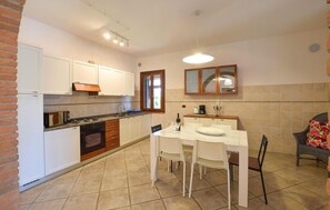 Fridge, stovetop, cookware/dishes/utensils - Pet friendly apartment in Selvatelle (Selvatelle)