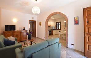 A living room with a sofa, TV, and a decorative vase. - Pet friendly apartment in Selvatelle (Selvatelle)
