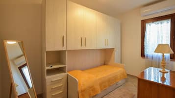 2 bedrooms, travel cot, free WiFi