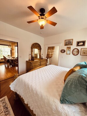 Room - Delightful 6-bedroom house with AC in charming Naperville-Auror (Eola)