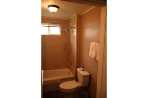Haartrockner, Handtücher, Seife, Toilettenpapier