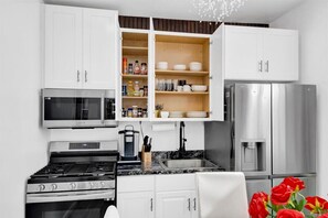 Private kitchen - Luxury 4BR Sleeps 16 • Free Parking • Walk to Train • Near NYC (Yonkers)