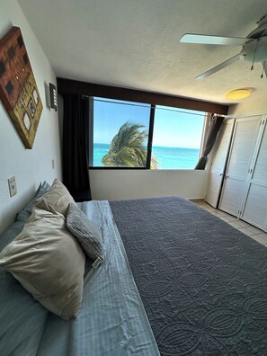 2 bedrooms, iron/ironing board, free WiFi, bed sheets - Beachfront apartment with luxury view (Cancún)