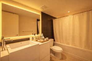 Luxury Penthouse, City View | Bathroom - Harbourfront Family Stay (Toronto)