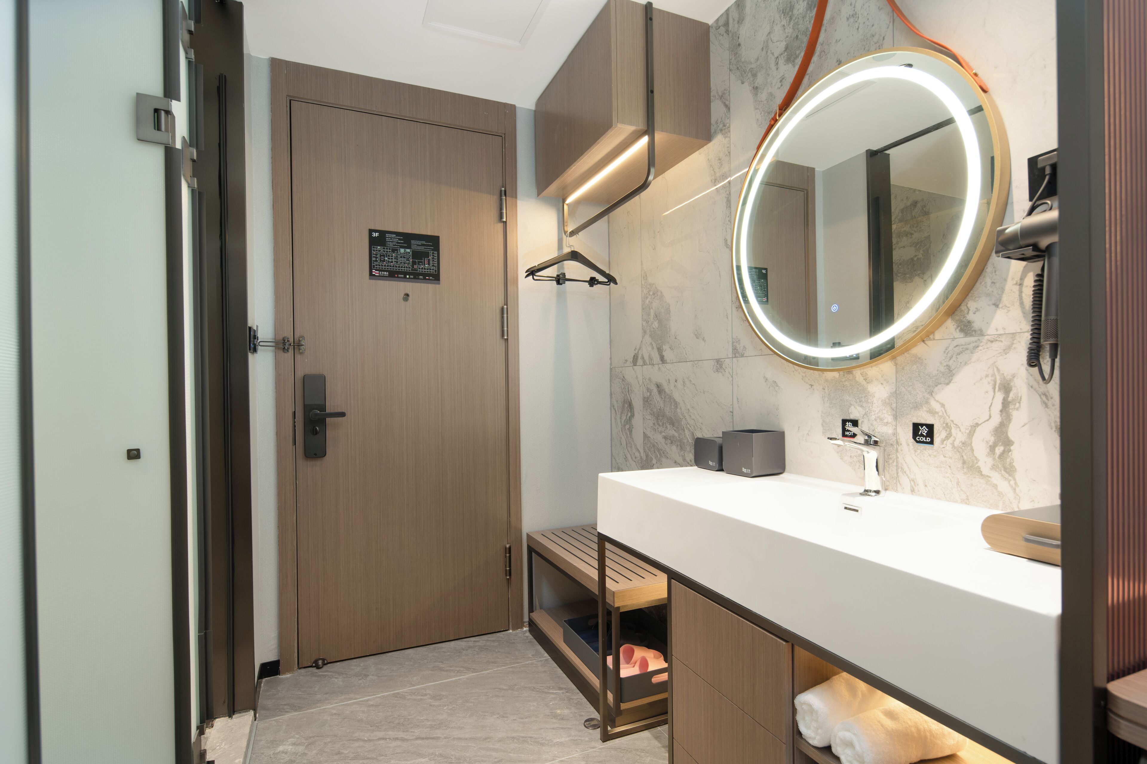 Habitación superior con 2 camas individuales, vista a la ciudad | Baño | Pantuflas 