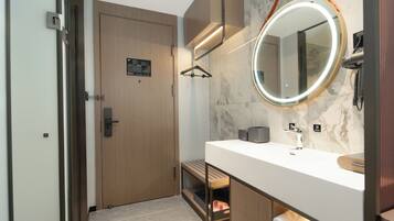 Habitación superior con 2 camas individuales, vista a la ciudad | Baño | Pantuflas