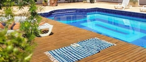 Una piscina al aire libre