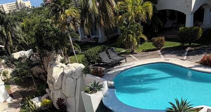 Luxury house next to the beach in the hotel zone