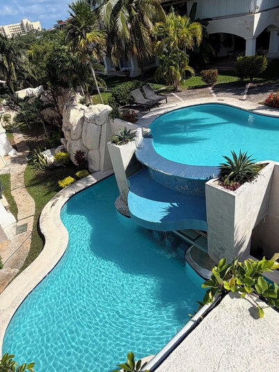 Luxury house next to the beach in the hotel zone