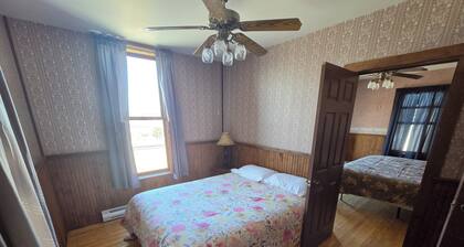 Mrs Hippie Inn- Riverside Suite is a 3-bedroom apartment in adorable Alma.