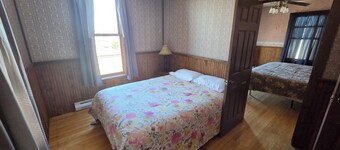 Mrs Hippie Inn- Riverside Suite is a 3-bedroom apartment in adorable Alma.
