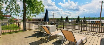 Mrs Hippie Inn- Riverside Suite is a 3-bedroom apartment in adorable Alma.