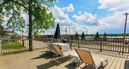 Mrs Hippie Inn- Riverside Suite is a 3-bedroom apartment in adorable Alma.