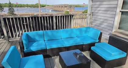 Mrs Hippie Inn- Riverside Suite is a 3-bedroom apartment in adorable Alma.