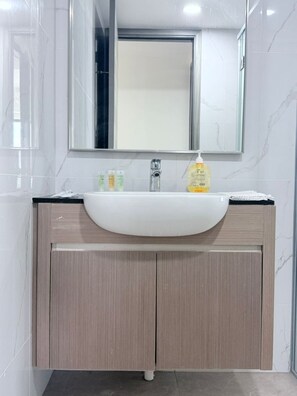 Family Suite, 3 Bedrooms, City View | Bilik Mandi