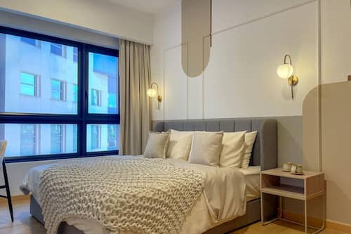Egyptian cotton sheets, premium bedding, pillowtop beds, desk