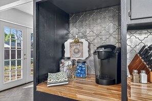 Eine Küche mit einer Kaffeemaschine, Gläsern und einem Messerblock.
