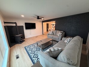 Living area - Serenity Lake House (Moultrie)