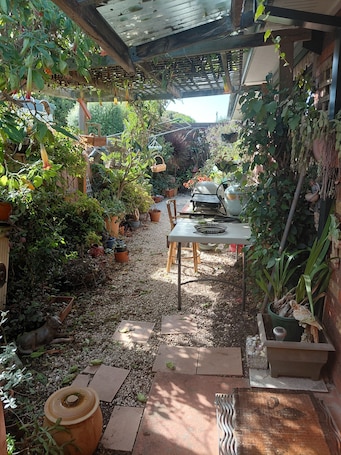 Outdoor dining. Close to beaches, shops with Mikbar 50m towards Springs Beach