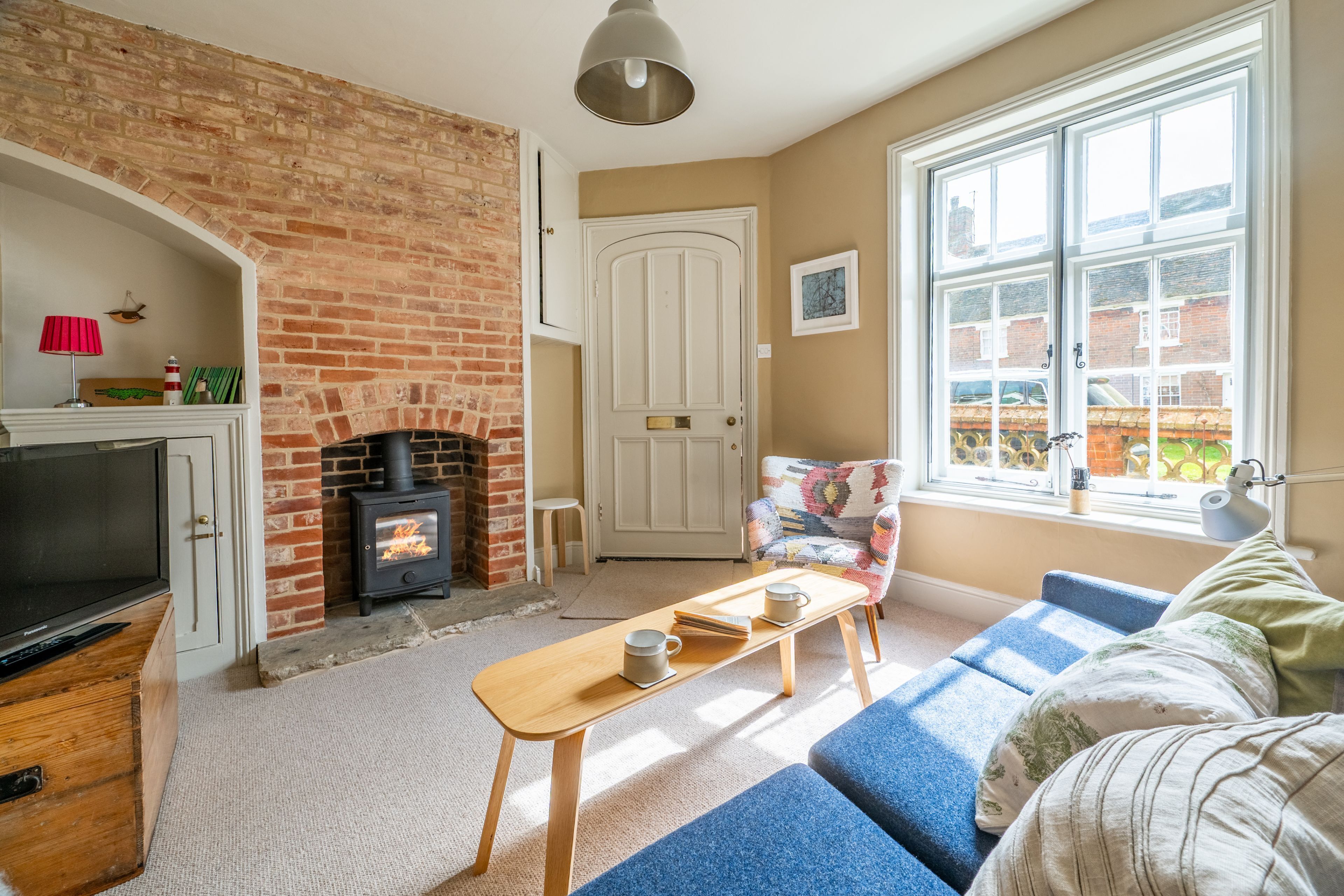 TV, fireplace