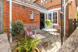 Outdoor dining - Daphne Cottage, Orford, Suffolk (Orford)