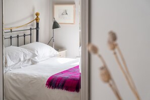 2 bedrooms, iron/ironing board, Internet, bed sheets - Daphne Cottage, Orford, Suffolk (Orford)